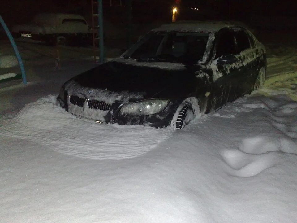 Въехал в сугроб. BMW В сугробе. BMW застрял в снегу. БМВ В сугробе застрял. БМВ из снега.