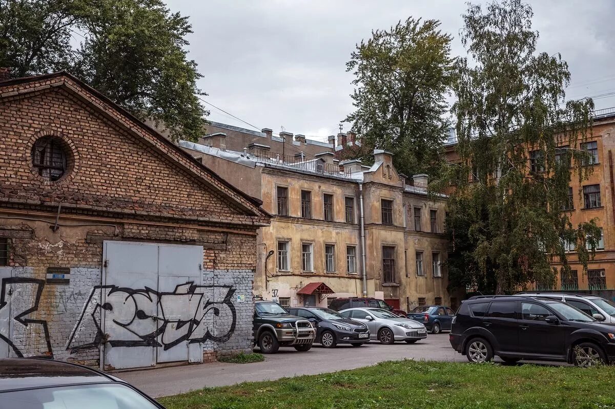 Дворы васильевского острова. Васильевский остров Санкт-Петербург дворы. Дворики Васильевского острова. Дворы Васильевского острова СПБ. Оранжевый двор СПБ Васильевский остров.