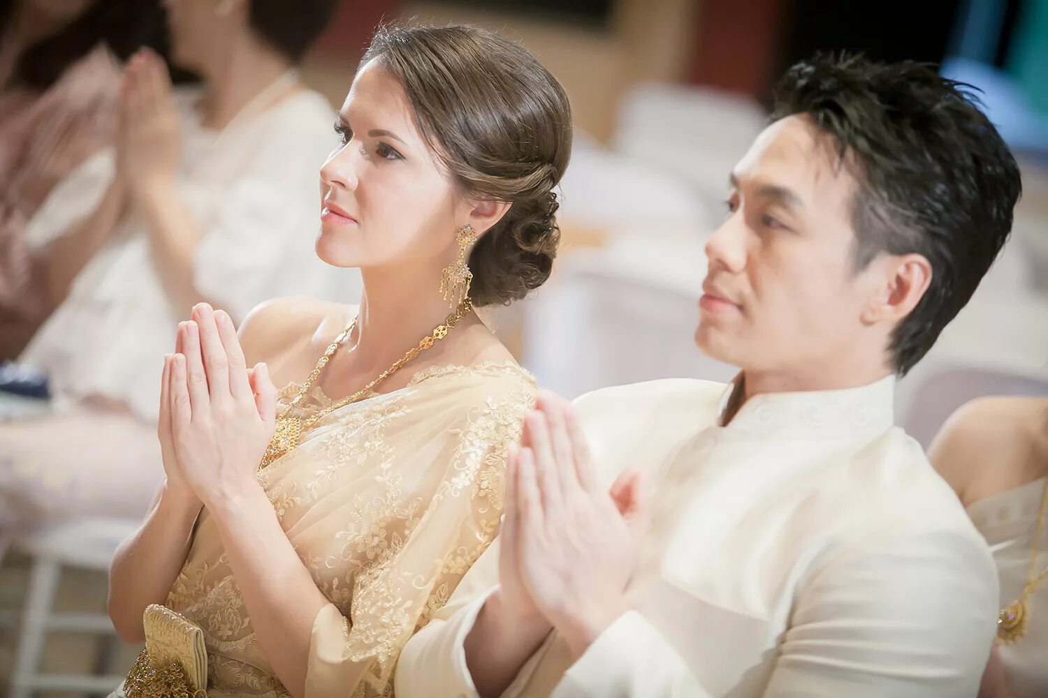 Свадьба русская и китаец. Тайская свадьба. Тайская свадьба танцы. Русско-японские браки.