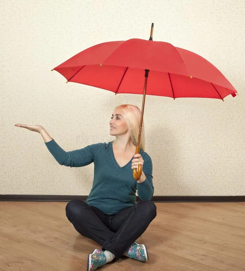 Зонтик сидит. Человек сидит с зонтом. Девушка сидит под зонтом. Блондинка под зонтом. Сидит с зонтиком.