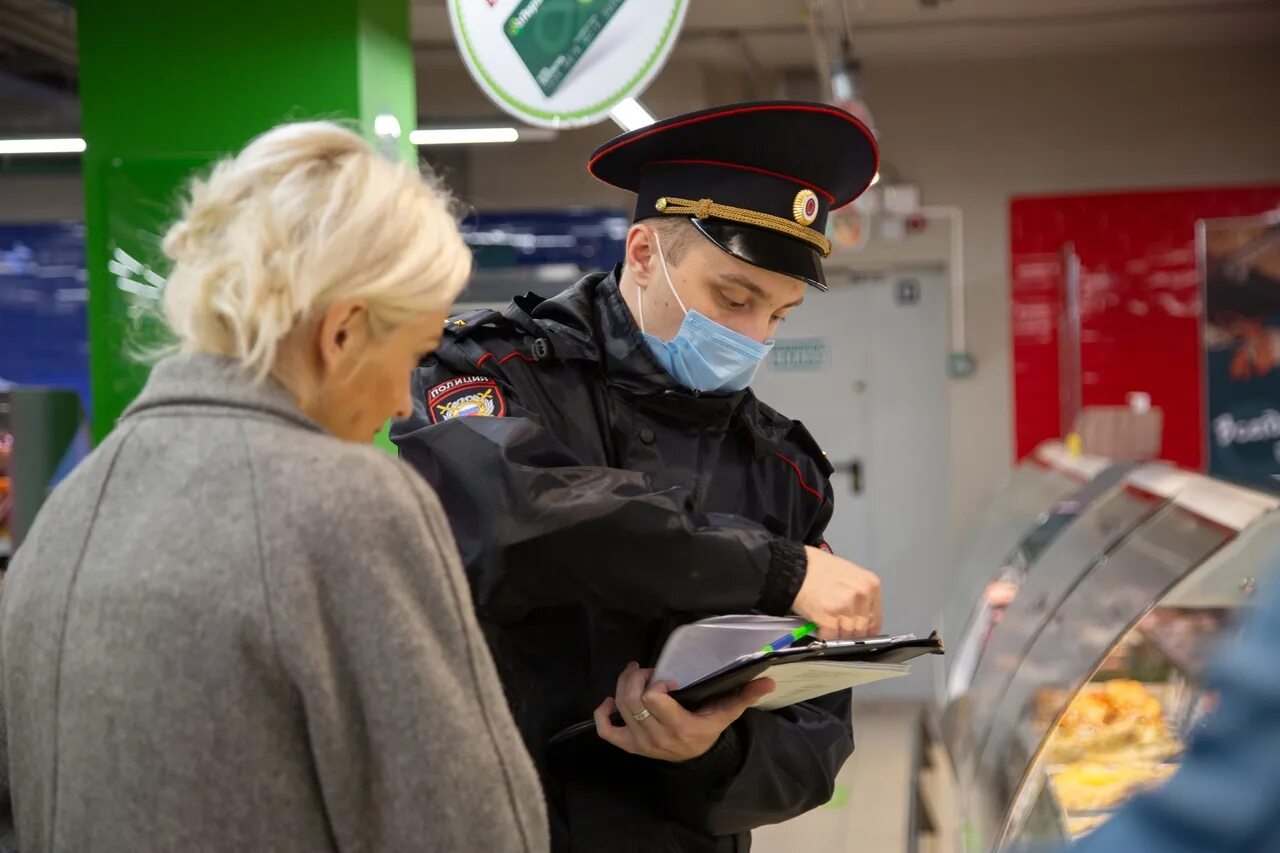 Полиция штрафует. Полиция в масках. Полиция вы оштрафованы. Маски отменили в Москве.