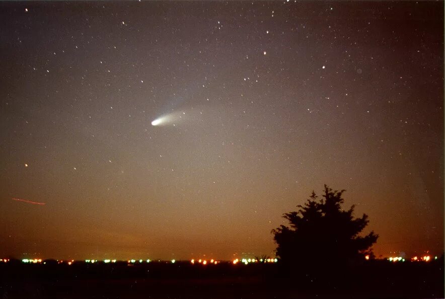 Когда можно увидеть комету в москве. Комета Хейла-Боппа 1997. Комета Хейла Боппа в 1997 году. Комета Хейла-Боппа 1997 в России. Комета 1995.