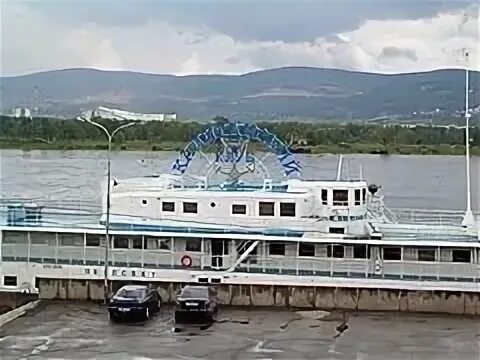 Капитанский клуб красноярск набережная. Набережная красноярск капитанский. корабль кафе красноярск. капитанский клуб. капитанский клуб красноярск.