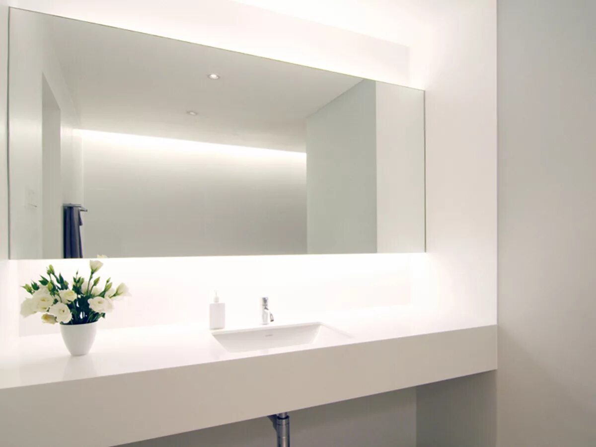 Зеркала в ванную белые. Зеркало в ванную. Зеркало горизонтальное в ванную. Зеркало в ванную прямоугольное. Зеркало с подсветкой.