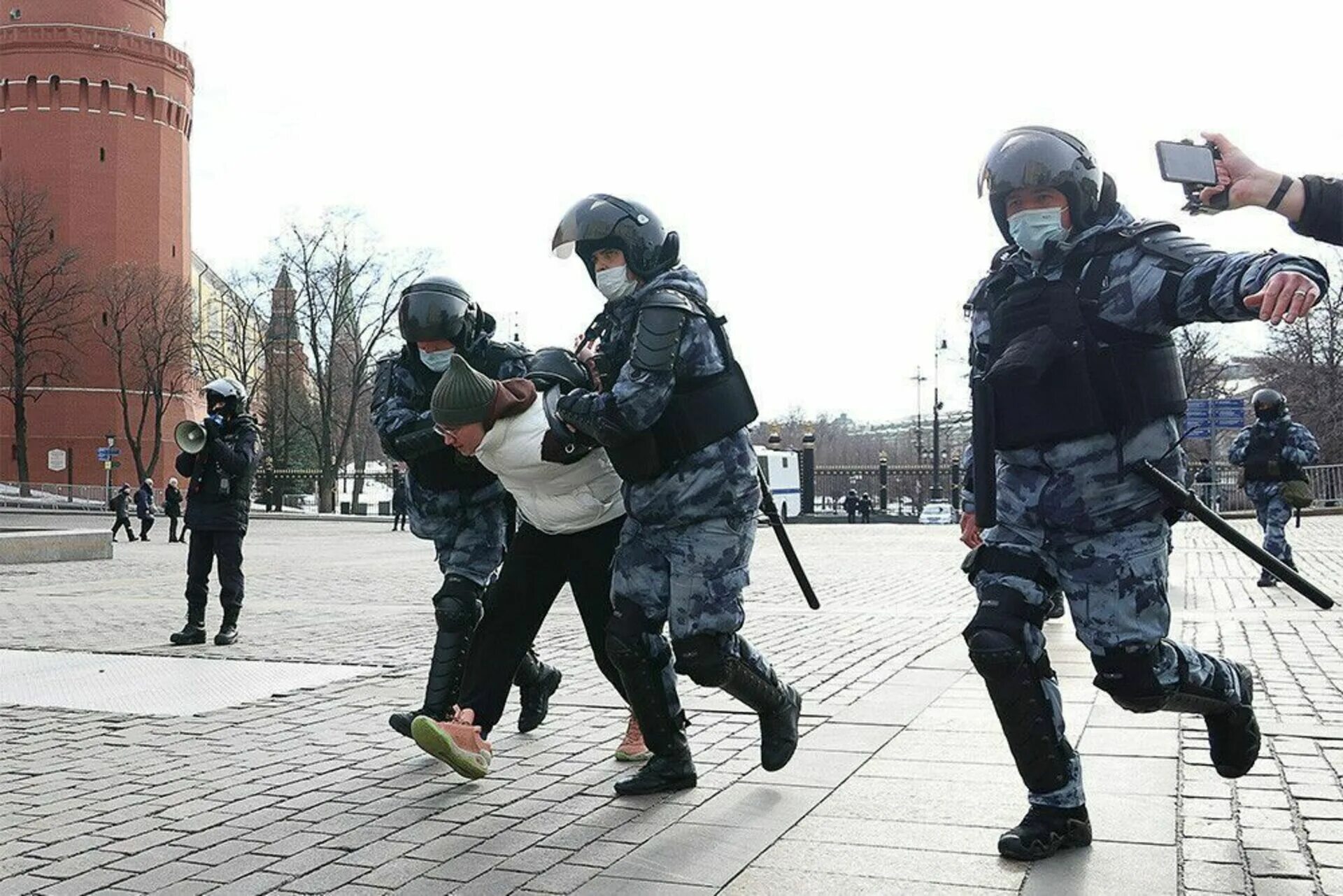 Спецоперации против украины. Манежка 2010 избитые кавказцы. Массовые задержания в Москве. Задержания на Манежной площади.