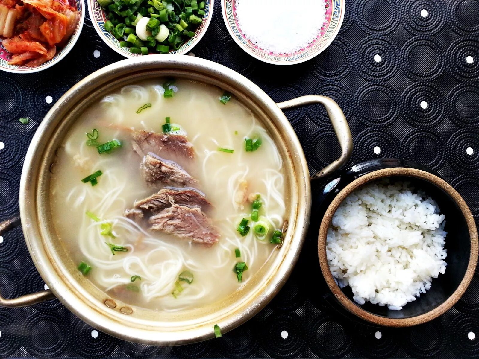Где можно поесть супа. Юкедян корейский суп. Соллонтхан корейские супы. Seolleongtang. Кальбитан корейский суп.