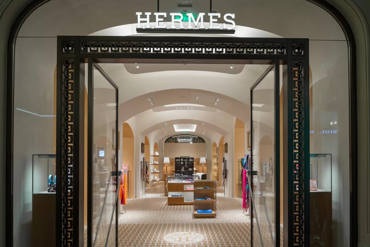 Гермес товар. Бутик Хермес. Hermes Москва ГУМ. Бутик Hermes в Москве. Hermes дом моды.