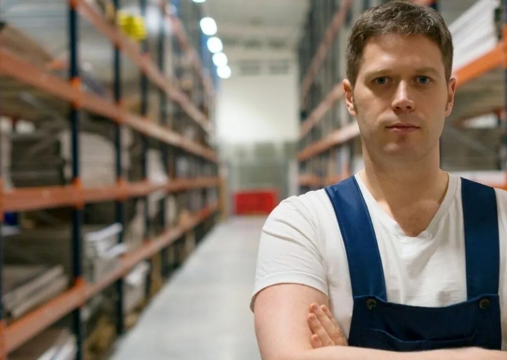 Комплектовщик хабаровск. Кто может работать на складе. Грузчик на склад. Кладовщик. Комплектовщик в сортировочном центре.