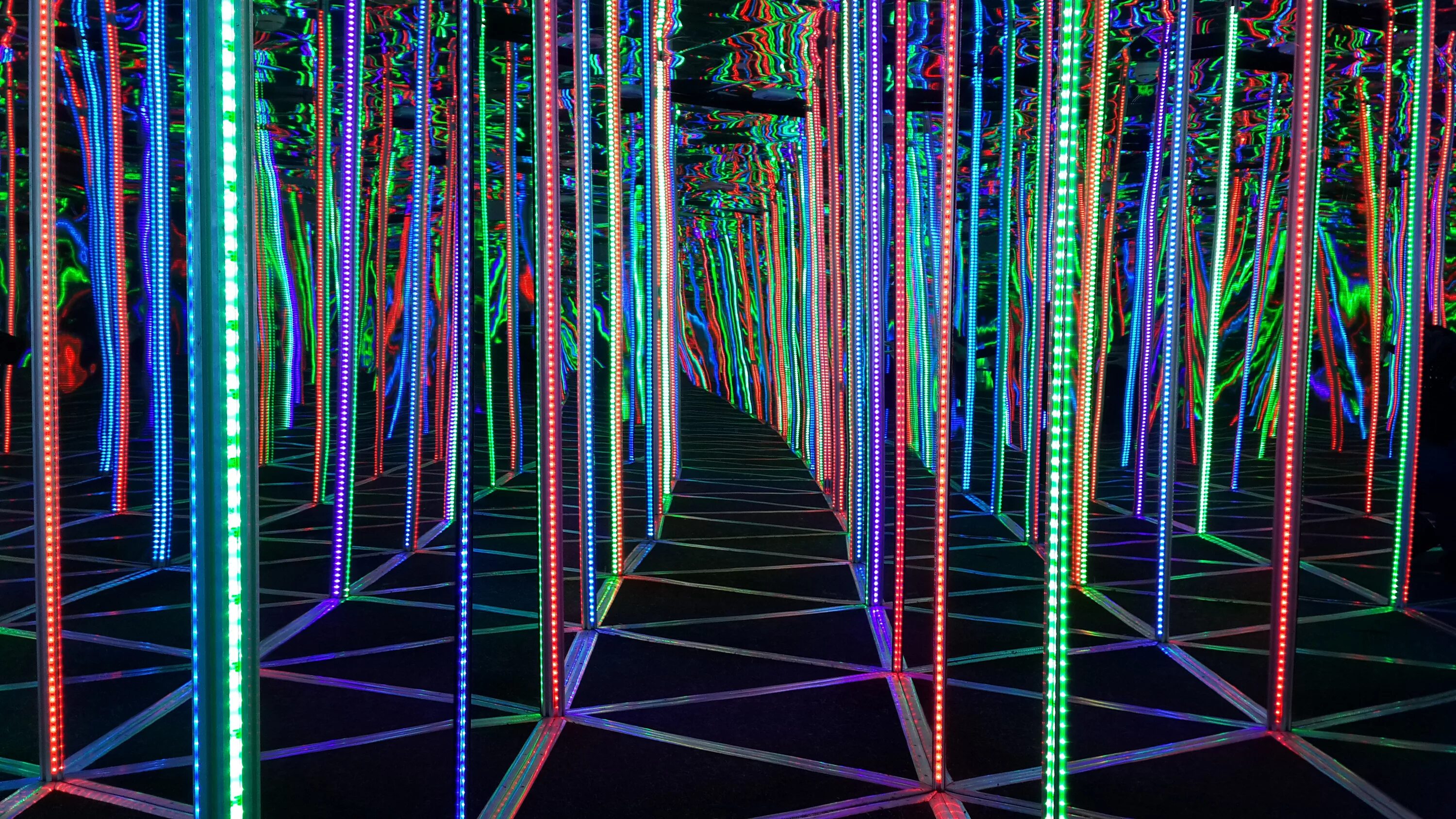 Лабиринт зеркал. Зеркальный лабиринт авиапарк. Зеркальный лабиринт питерлэнд. Лабиринт зеркал. Лабиринт зеркал.