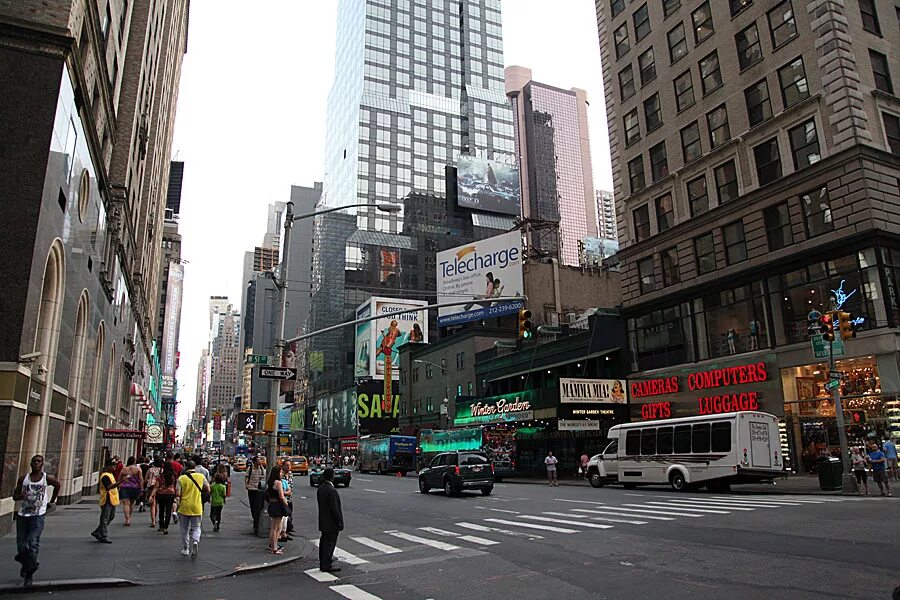 Мэдисон авеню нью-йорк. Авеню находилась. Парк авеню нью-йорк. Пятая авеню нью-йорк. Парк авеню улица.