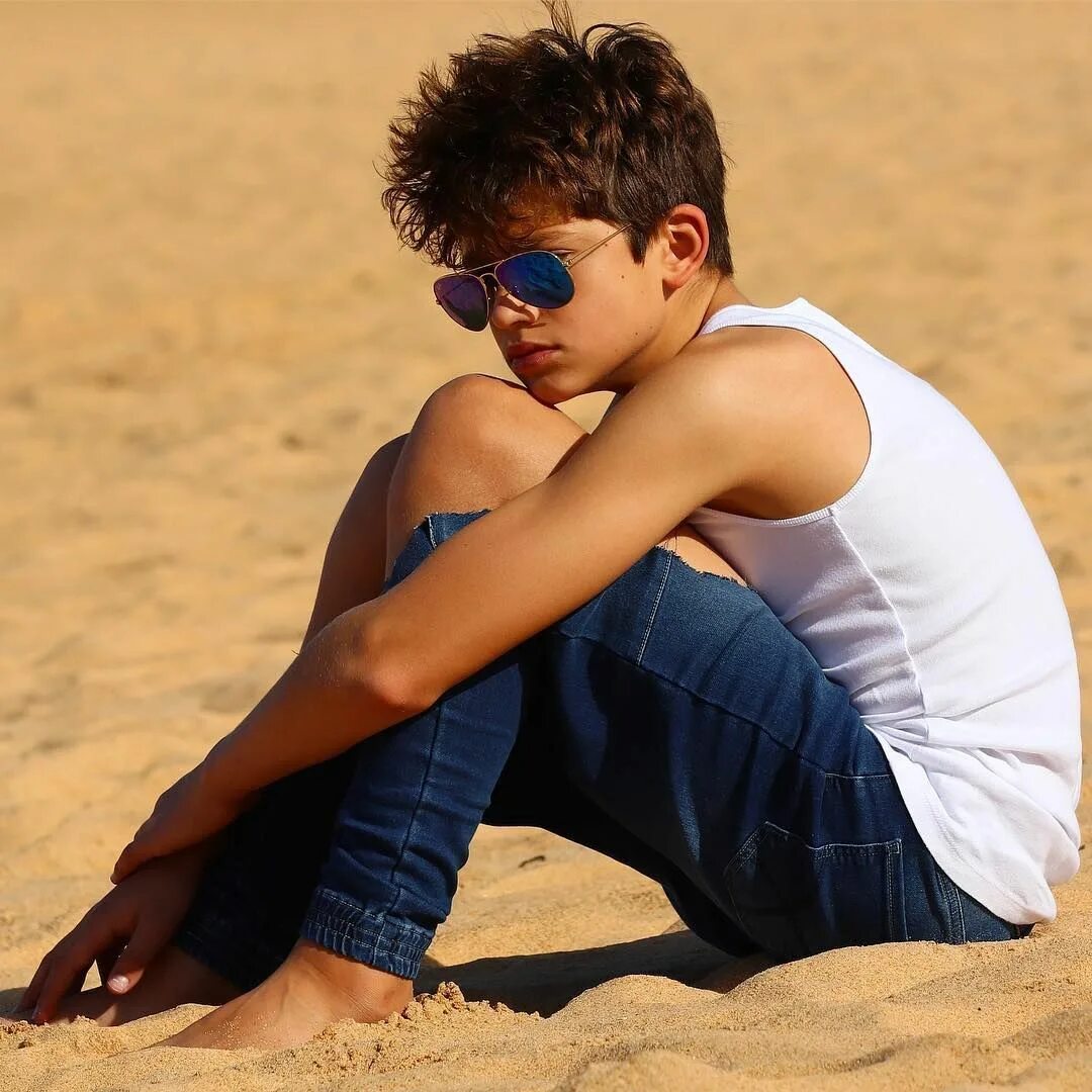 Tiny boy. Tiny boy. Сочные мальчики. Tiny boy. У мальчика в руках трава картинки.