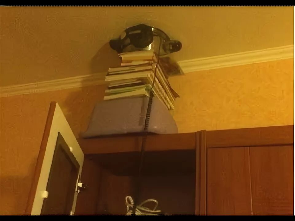 Как проучить громких соседей сверху шумят. Кастрюля для соседей сверху. стучалка для соседей сверху. ультразвук для соседей сверху. приспособление для шумных соседей.