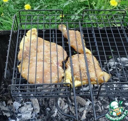 Куриное филе на мангале на решетке. Куриная грудка на решетке на мангале. Куриная грудка барбекю. Куриные грудки на мангале на решетке. Куриные грудки на мангале рецепты