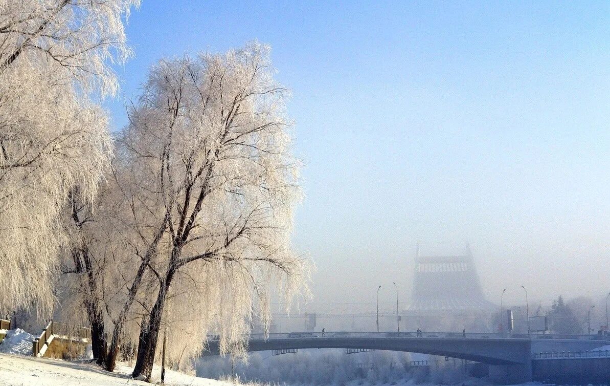 Климат в нашем городе суровый морозы начинаются. Город Омск зима. Омск морозный. Омск зимой. Зимний день в городе.