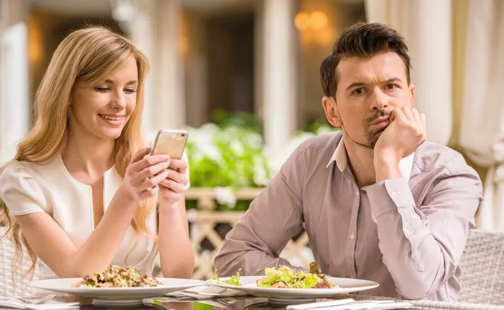 Руководитель и сотрудники. Переговоры мужчина и женщина. Внимательный слушатель. Общение людей. Мужчина и женщина в офисе.