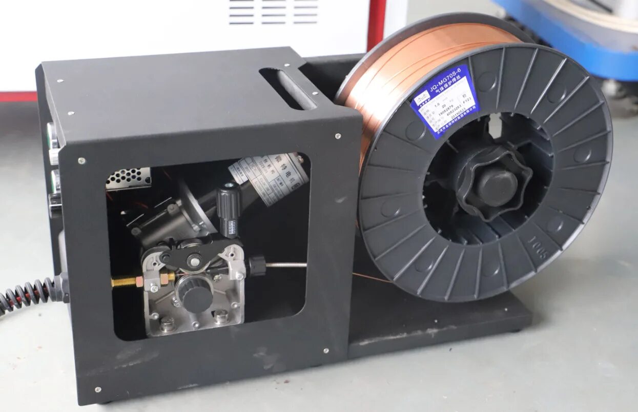 Сварочный полуавтомат кедр mig 350gf. Механизм подающий кедр mig 350gf/500gf открытого типа. Четырёхроликовый механизм подачи проволоки cms 710. 045. 09.