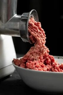 Мелет мясо