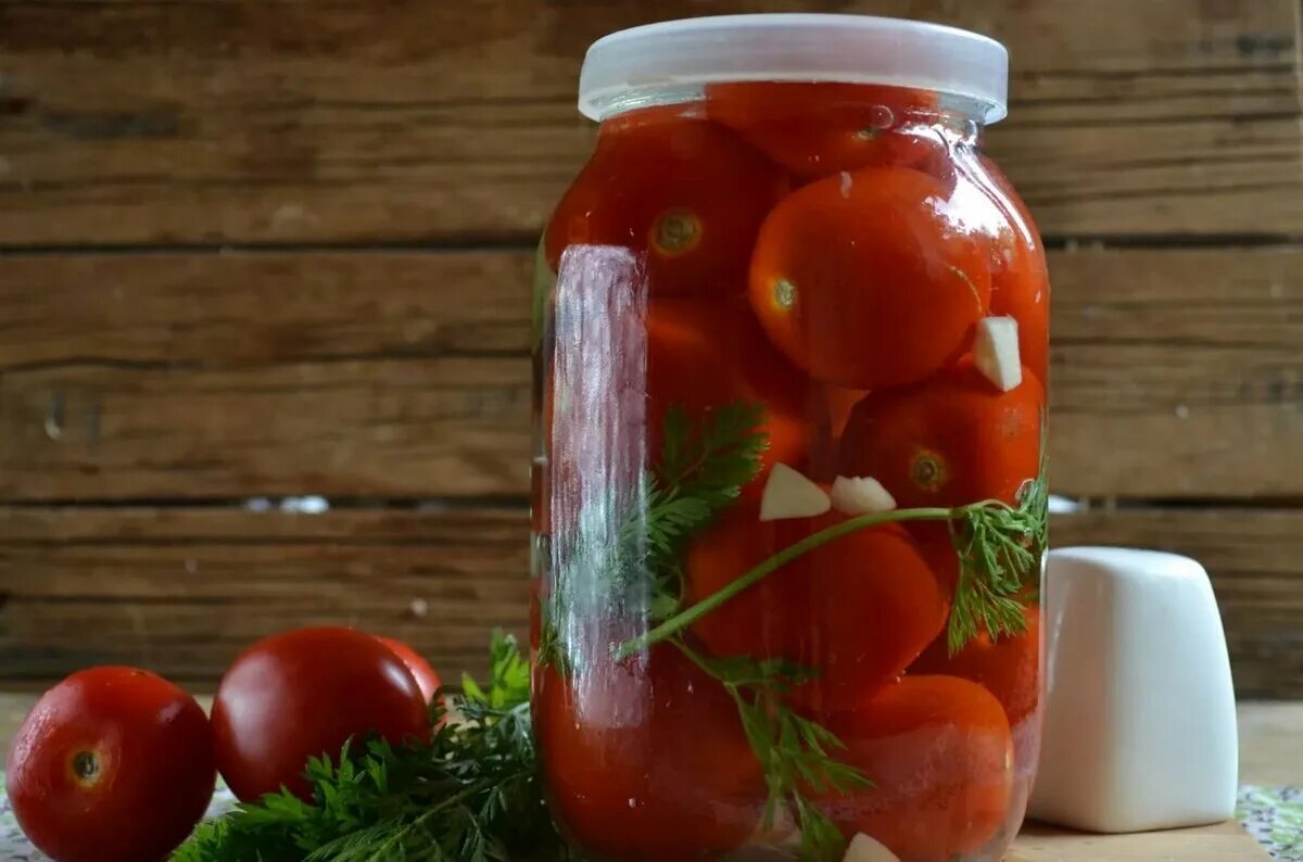 Рецепт помидор в 1 литровой банке. Pomidori marinad. Помидоры на зиму. Помидоры в банке. Консервированные помидоры.