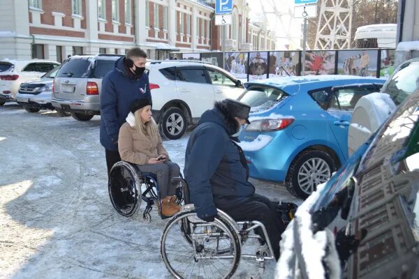 Сколько машин на инвалида. Современные автомобили для инвалидов. Эвакуация детей инвалидов. Выдача автомобиля инвалидам. Деревенский настоящий инвалид машина.