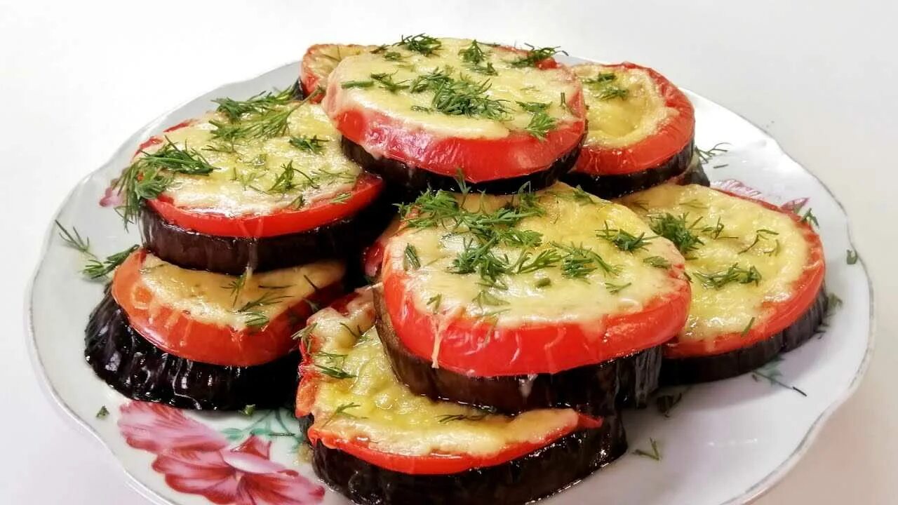 Баклажаны в духовке с помидорами и сыром и чесноком в духовке. Баклажаны запеченные в духовке с помидорами и сыром и чесноком. Баклажаны в духовке с помидорами и сыром и чесноком. Баклажаны запеченные в духовке с помидорами.