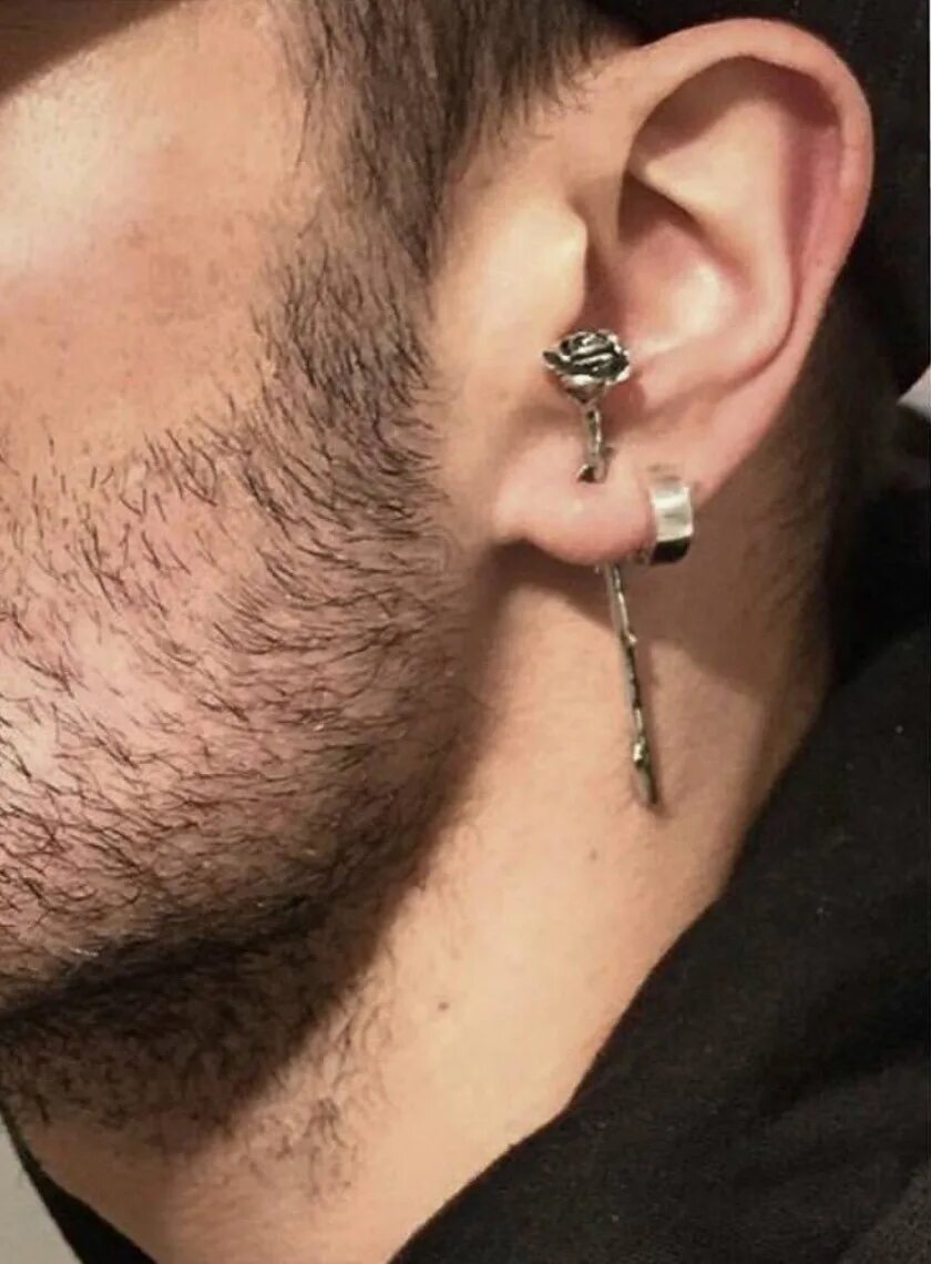 две серьги в ухе у мужчины