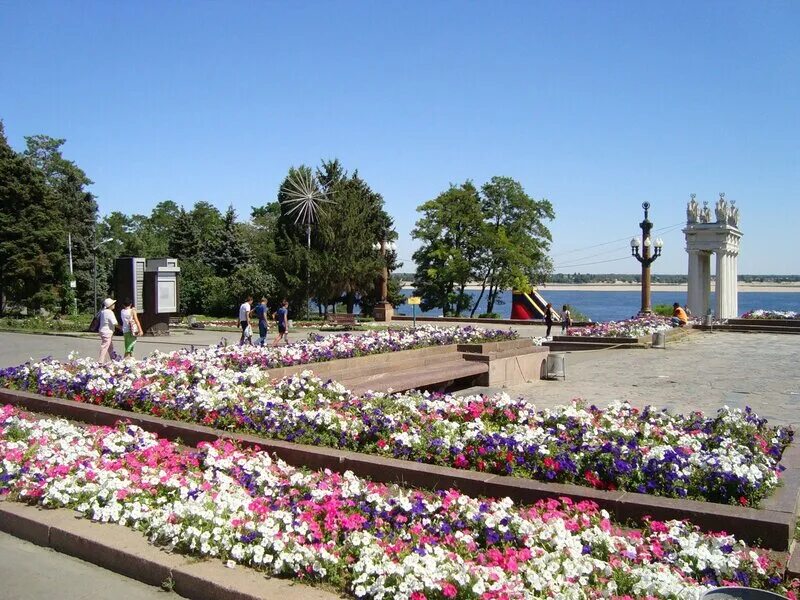 Волгоград летом. Волгоград красивые места парки. Волгоград в апреле. С дождем на ближайшие дни. Парк ворошиловский волгоград.