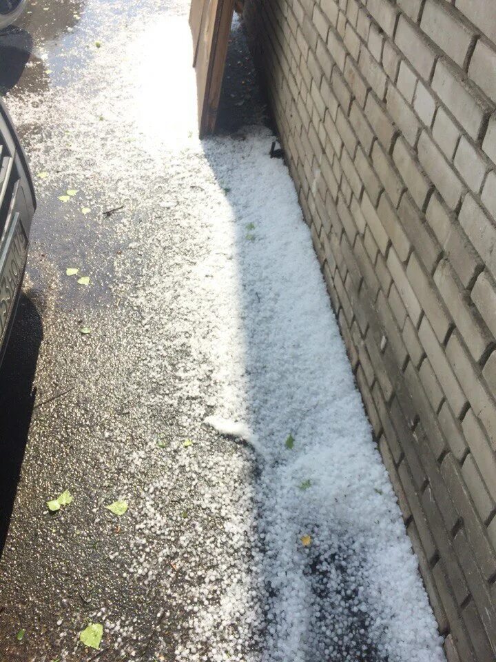 В петербурге выпал. В петербурге выпал. Картинки зсд сейчас в град и ливень. Санкт петербург выпал окна горящие квартиры. Ночные линзы ночью выпали.