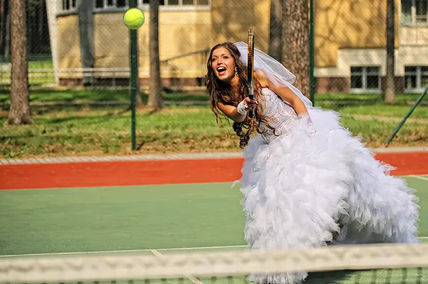 девичьи забавы. счастливая девушка. уединились в укромном месте. деревенские забавы. девичьи забавы.