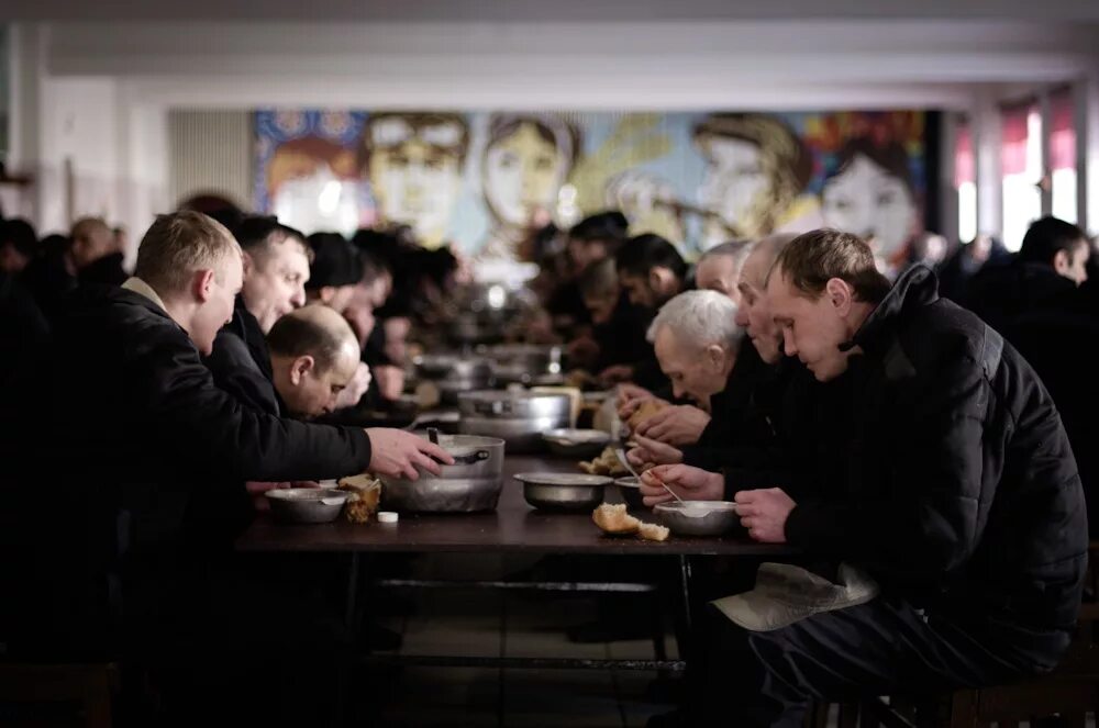 обед в тюрьме. что едят осужденные. еда в тюрьме. что едят осужденные. столовая в колонии.
