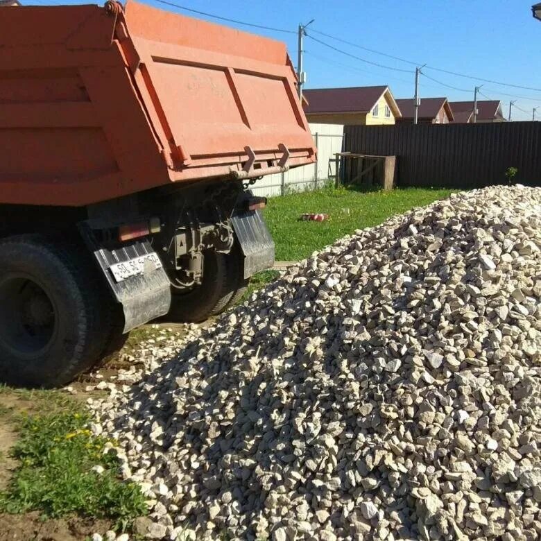 Тонар песок. Камаз самосвал песок щебень. Камаз 65115 пгс. Самосвал с щебнем картинки. Щебень гранитный 5-20 камаз.