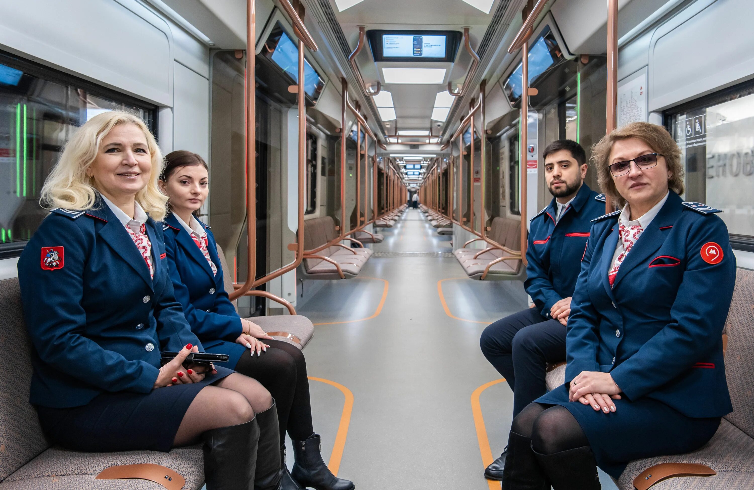Женщина машинист электропоезда. Обучение в метрополитене в москве для женщин. Рабочие на вокзале. Машинист электропоезда метрополитена. Сотрудницы метрополитена фото.