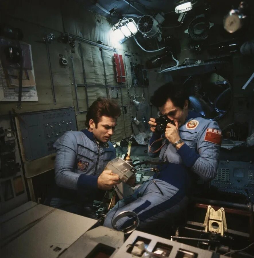 Станция салют 7. Первый цветок распустившийся на станции салют 7. С е савицкая космонавт. Обложки журнала техника молодежи. Первый цветок распустившийся на станции салют 7.