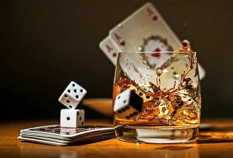 Покер виски сигары. Натюрморт Покер. Покер и алкоголь. Игральные кости и деньги. Азартные игры напитки
