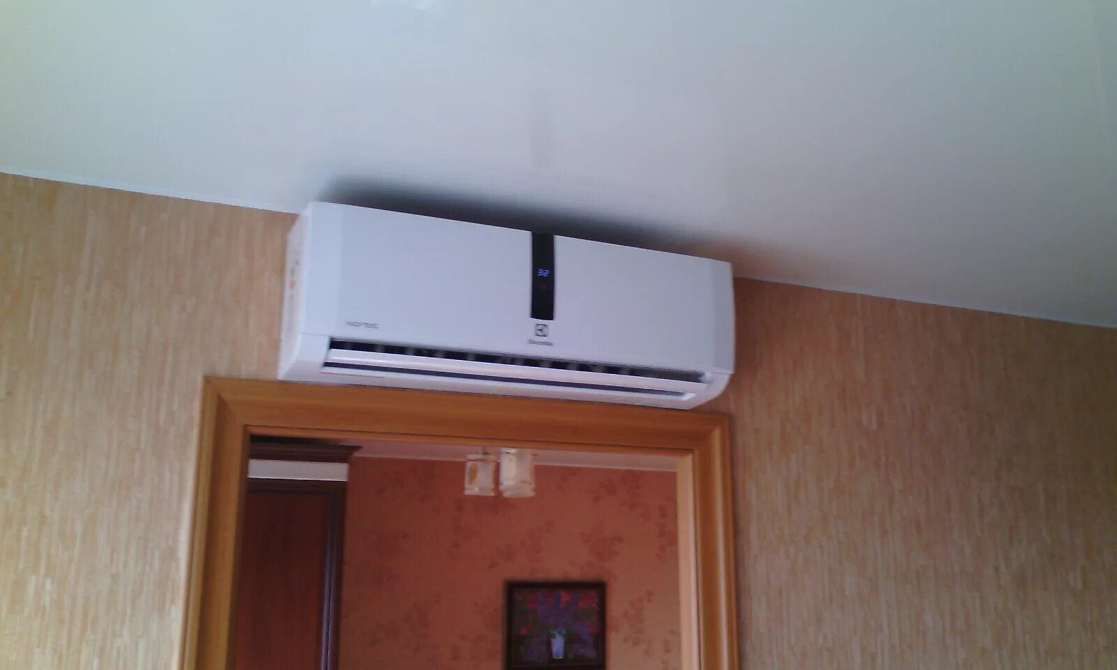 Кондиционер в шкафу. Кондиционер над дверью. Шкаф в маленькую спальню. Кондиционер в коридоре. Монтаж кондиционера над дверью.