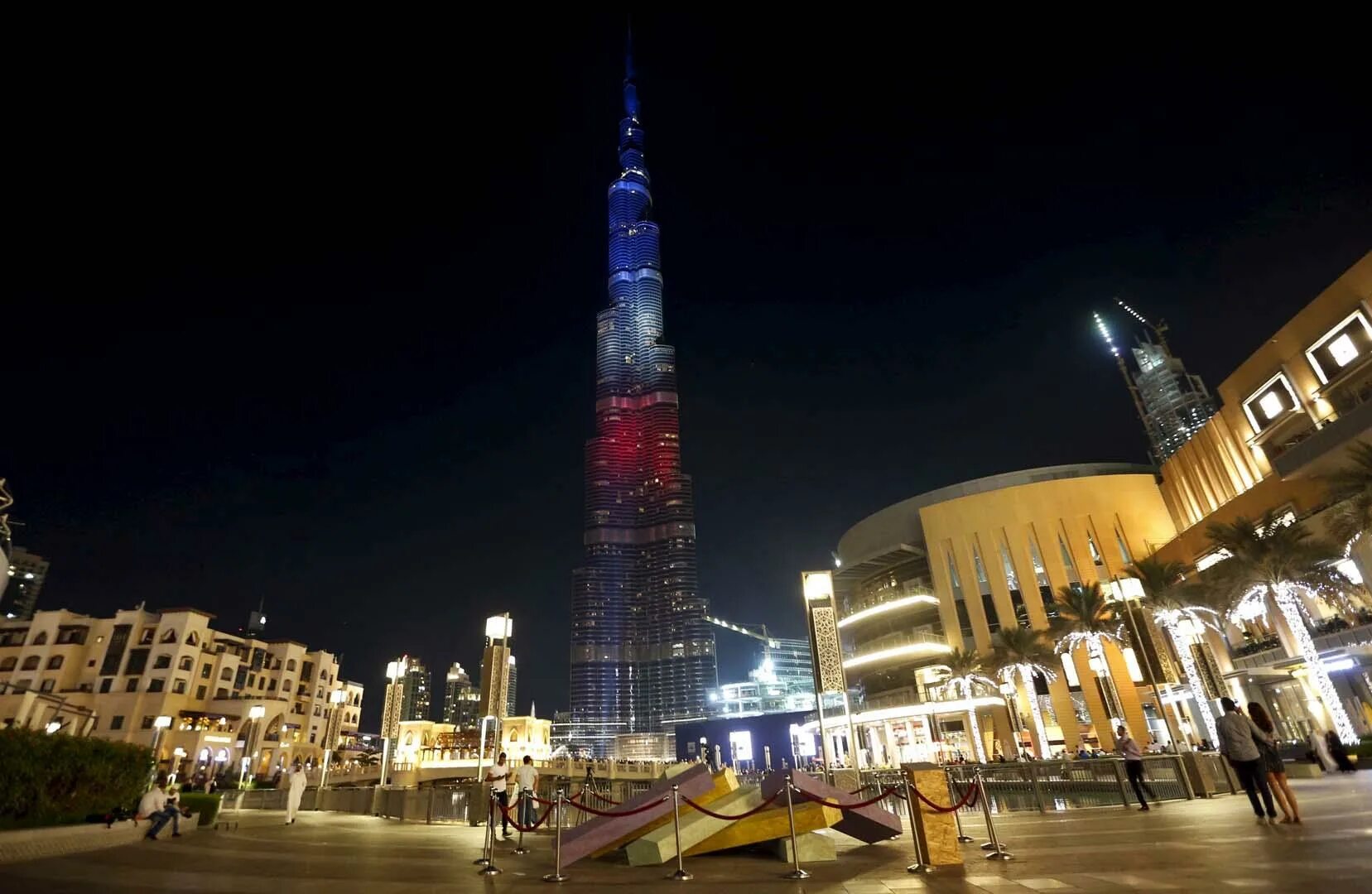 Бурдж халифа теракт. Башня Бурдж Халифа в Дубае. Бурдж Халифа флаг Израиля. Флаг Франции Бурдж Халифа. Башня розы Дубай.