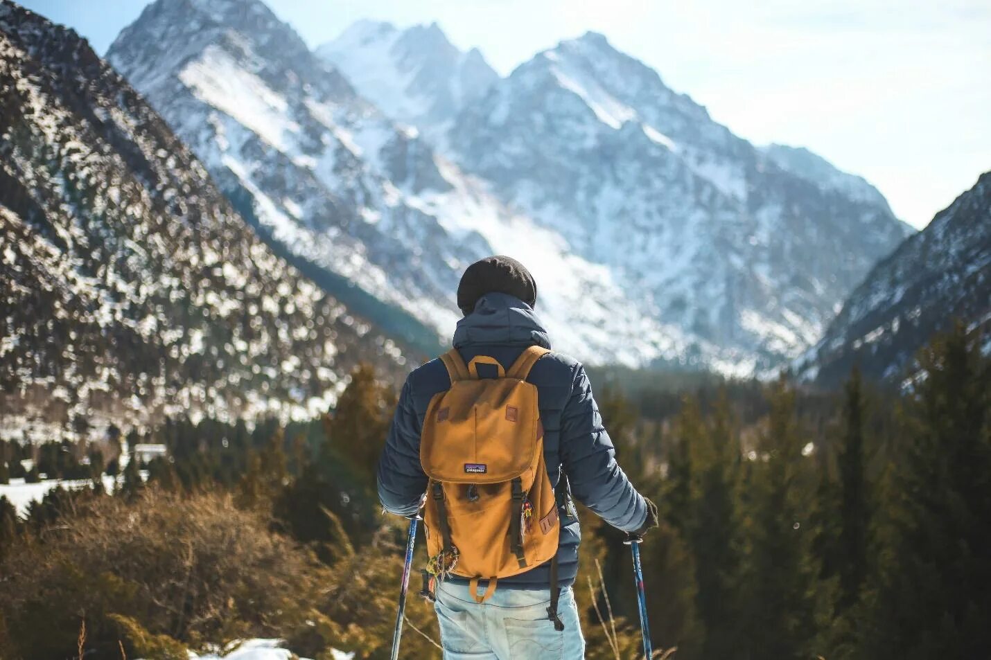 Unique experience. Треккинг хайкинг. Поход в горы. Горы туризм. Мужчина с рюкзаком в горах.