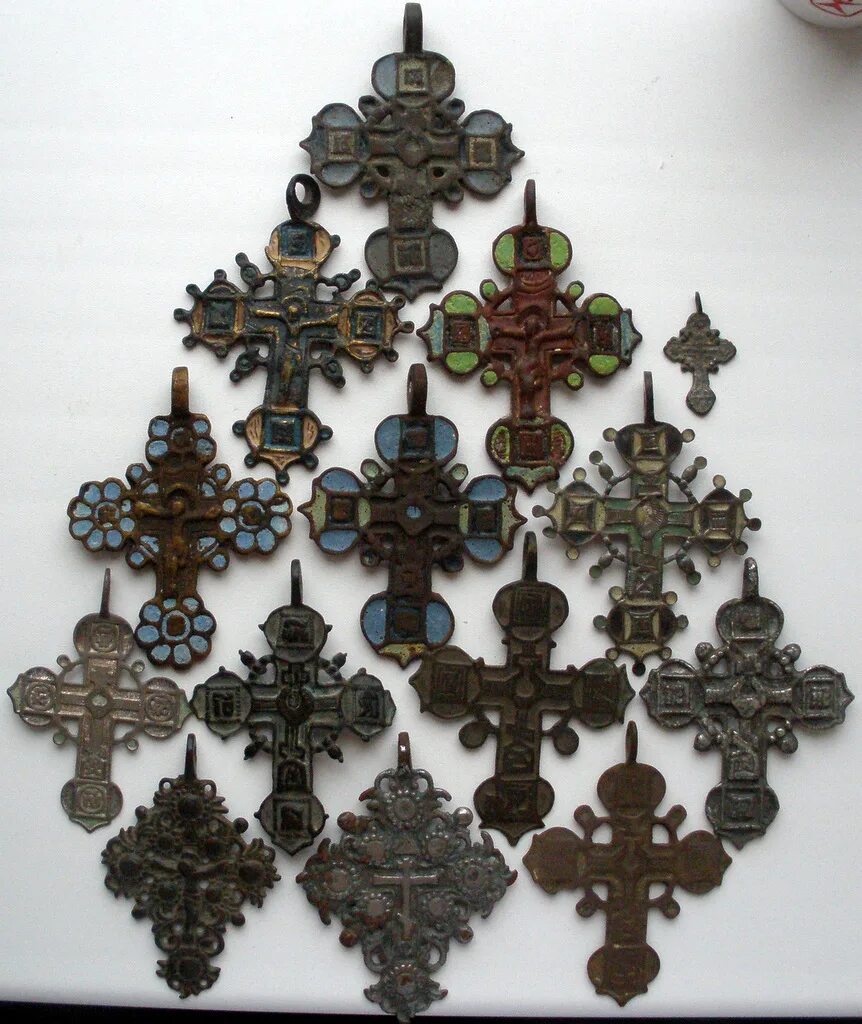 старинные нательные крестики. старинный нательный крестик 18-19 век. старинные крестики. древние нательные кресты. краст нательный старинный.