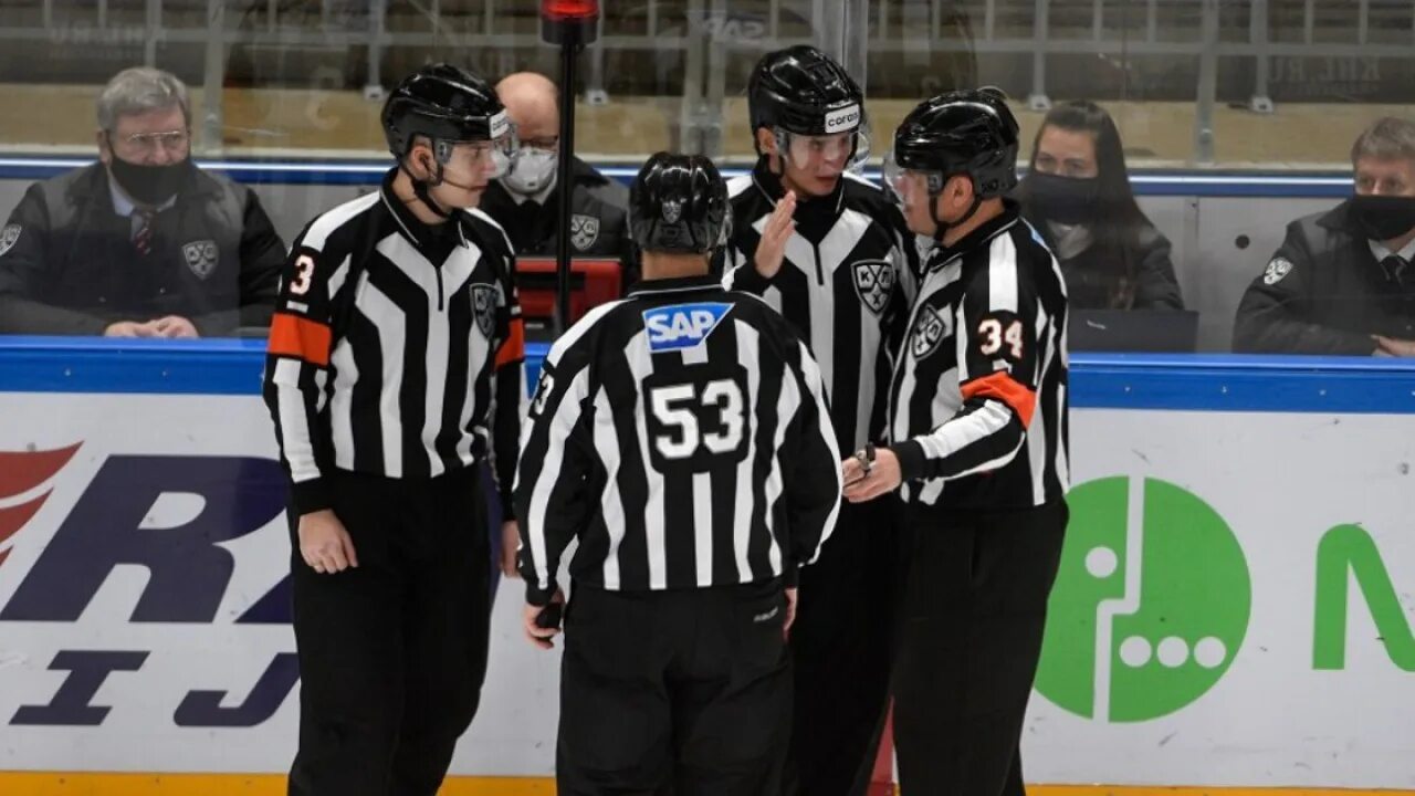 Как стать хоккейным судьей. Главный судья хоккей. Судьи нхл. Судья в хоккее. Хоккейный судья роман гофман.