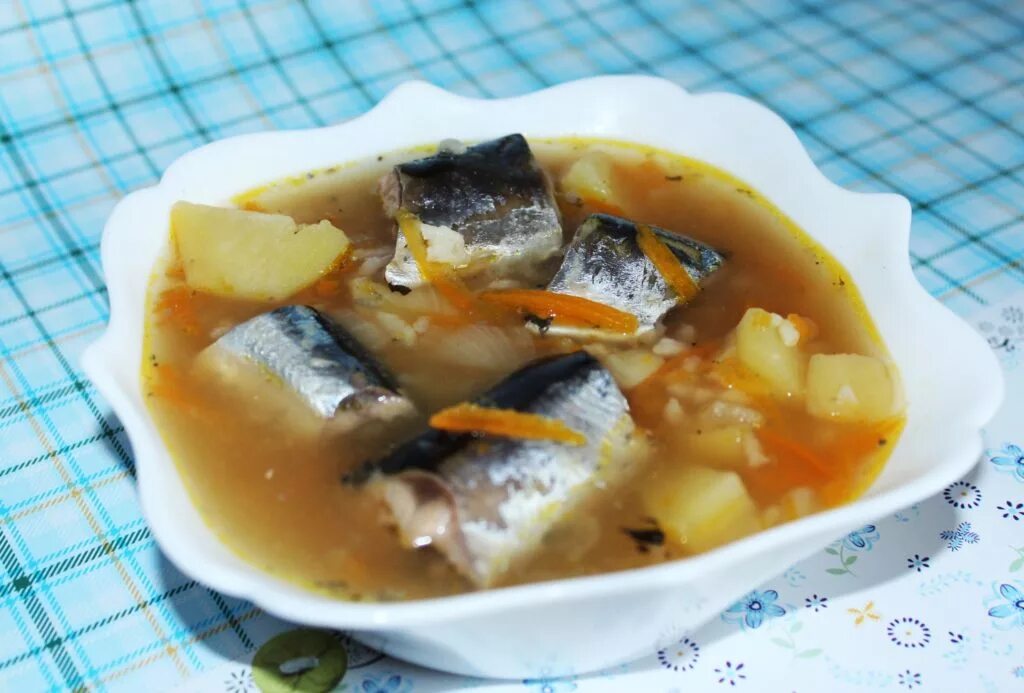 Суп из консервы в мультиварке. Рыбный суп из консервы сайра с рисом. Сайра рыба суп. Рыбный суп из сайры. Рыбный суп из консервов сайры.