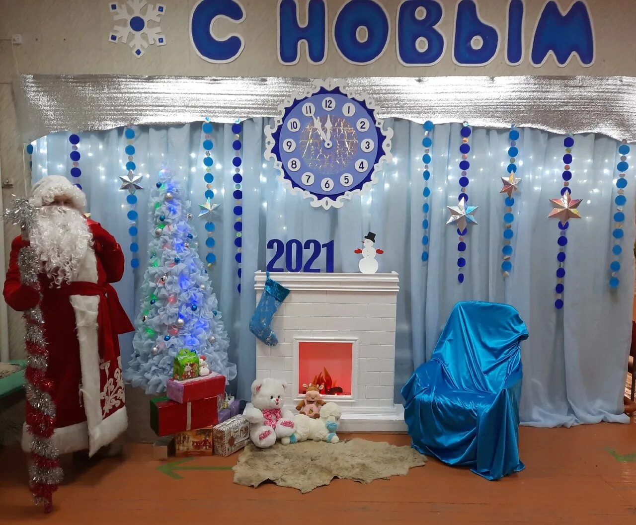 снегурочка на стену из ткани в детском саду. декорации к снежной королеве. украшение сцены. фотозона снегурочка своими руками. украшение зала на новый год в детском саду.