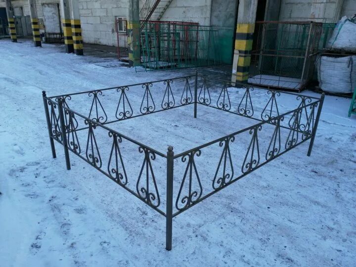Ограда с цепью. Ограды красноярск. Ограды на кладбище 10м на 3300м. Оградки холодная ковка на кладбище 2. Оградки красноярск.