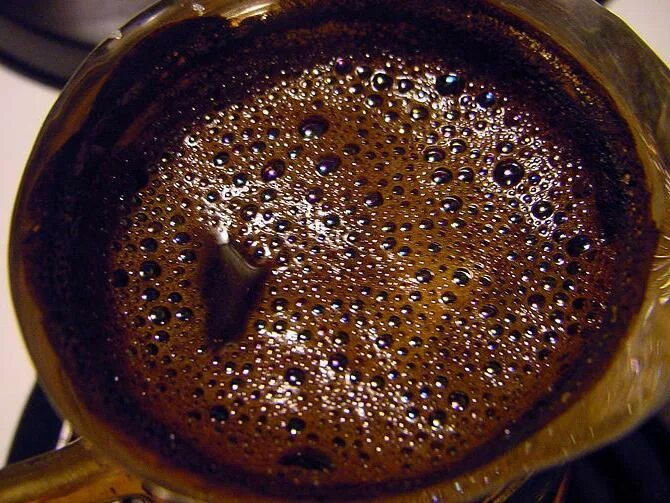 Кофе в турке с пенкой. Джезва, кофе с пенкой. Вареный кофе. Черный кофе с пенкой.