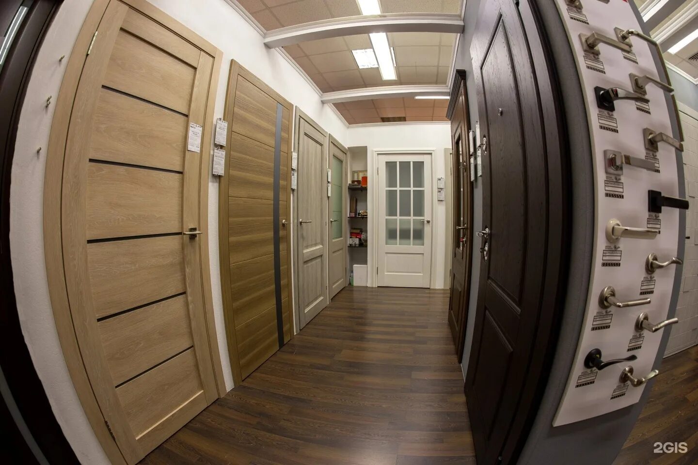 Процесс изготовления металлической двери. Упаковщик металлических дверей. Производство межкомнатных дверей. Двери для мебели. Adk двери.