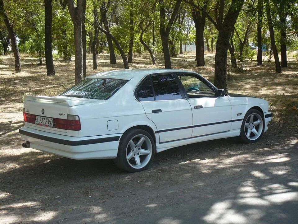 Е34 белая. BMW e34 Шницер. БМВ е34 белая. BMW e34 белая. Schnitzer BMW e34 белый.