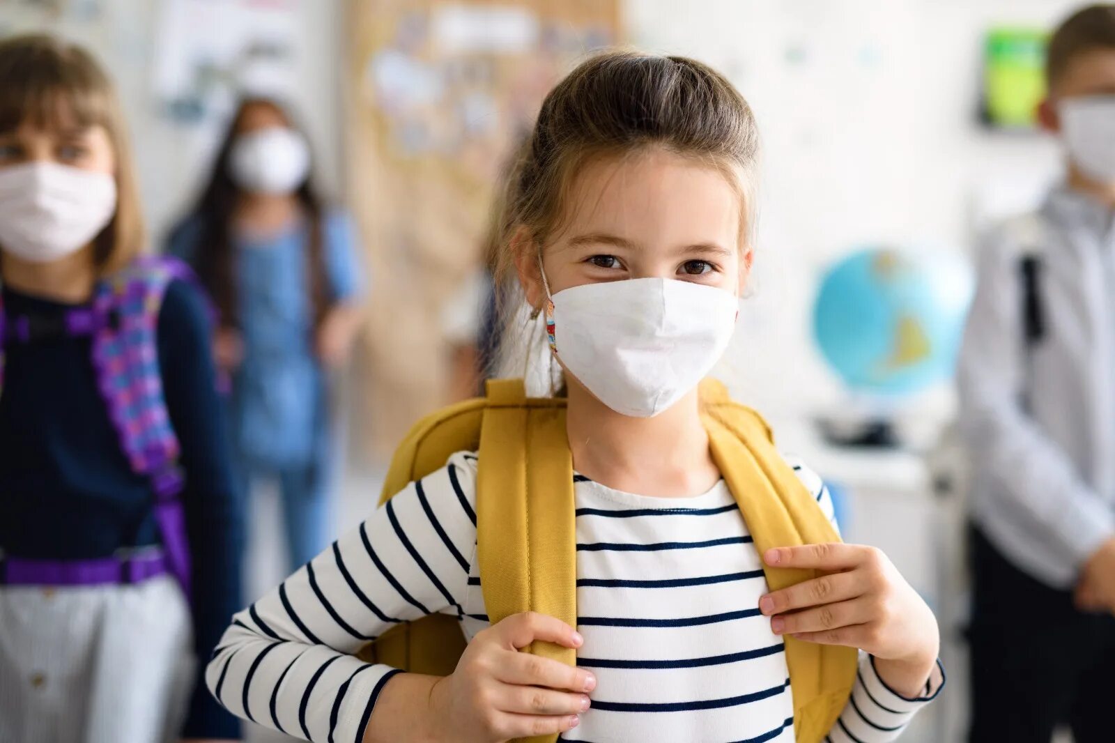 Дети в школе в масках. Маски для детей. Дети в масках медицинских. Дети в масках медицинских в школе.