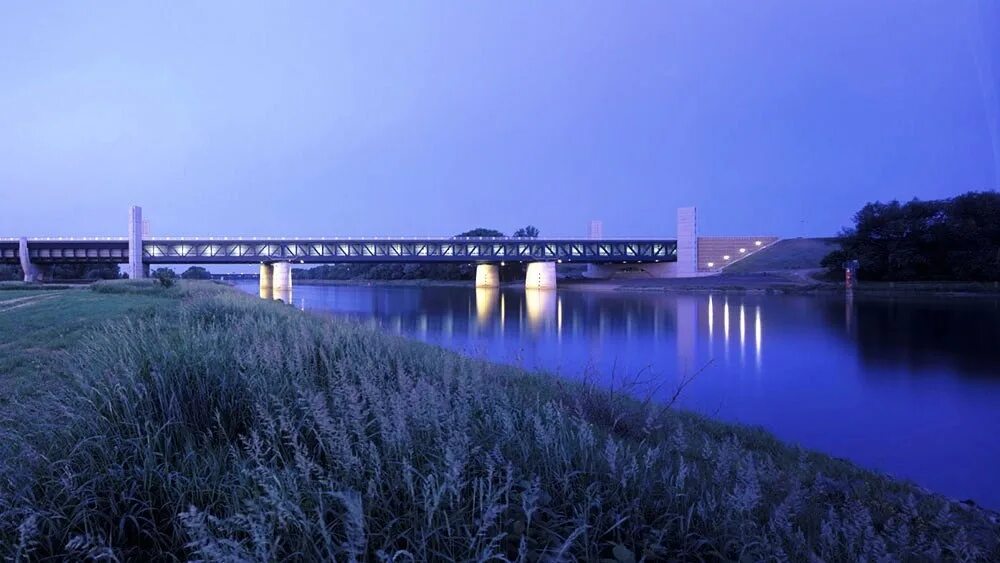 слияние рек ока и волга в нижнем новгороде. наводнение верхняя салда 2021. магдебургский водный мост в германии. слияние волги и которосли в ярославле. слияние рек ока и волга в нижнем новгороде.