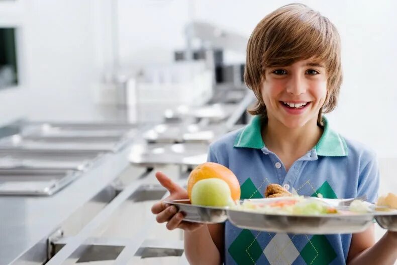 Подростки и еда. Здоровое питание для подростков. Подросток кушает. Здоровая пища подростки. Питание подростков 15 лет