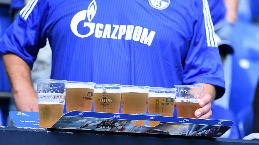 Пиво на стадионах. Пиво на стадионе. Германия пиво на стадионе. Пиво Шальке. Пиво Bundesliga.