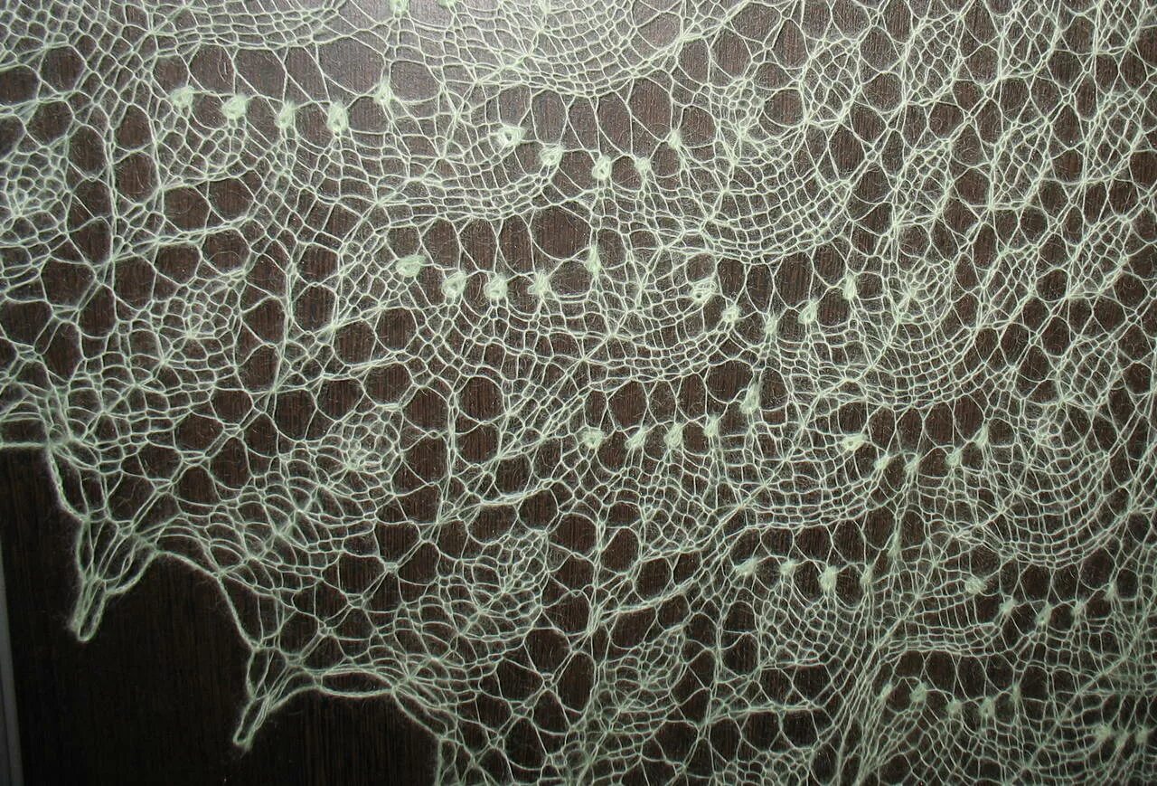 мохеровая шаль. оренбургская шаль паутинка белая. мастер класс по вязанию паутинки. шаль из ализе кид мохер. свитер паутинка.