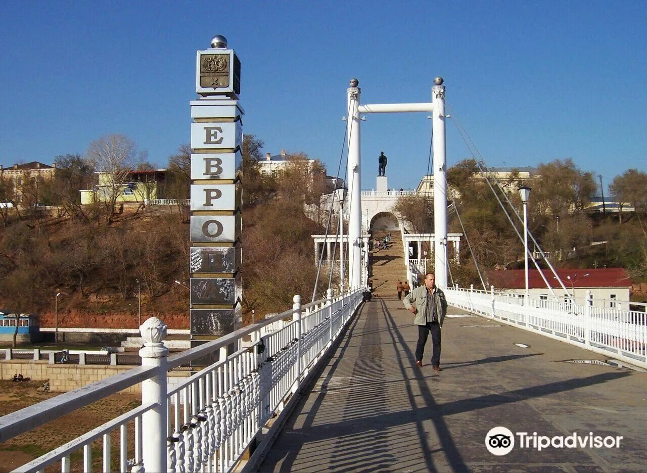 Мост через урал оренбург фото. Мост Европа Азия Оренбург. Мост через Урал Оренбург Европа Азия. Достопримечательности Оренбурга мост Европа Азия. Смост Европа Азия в Оренбург.